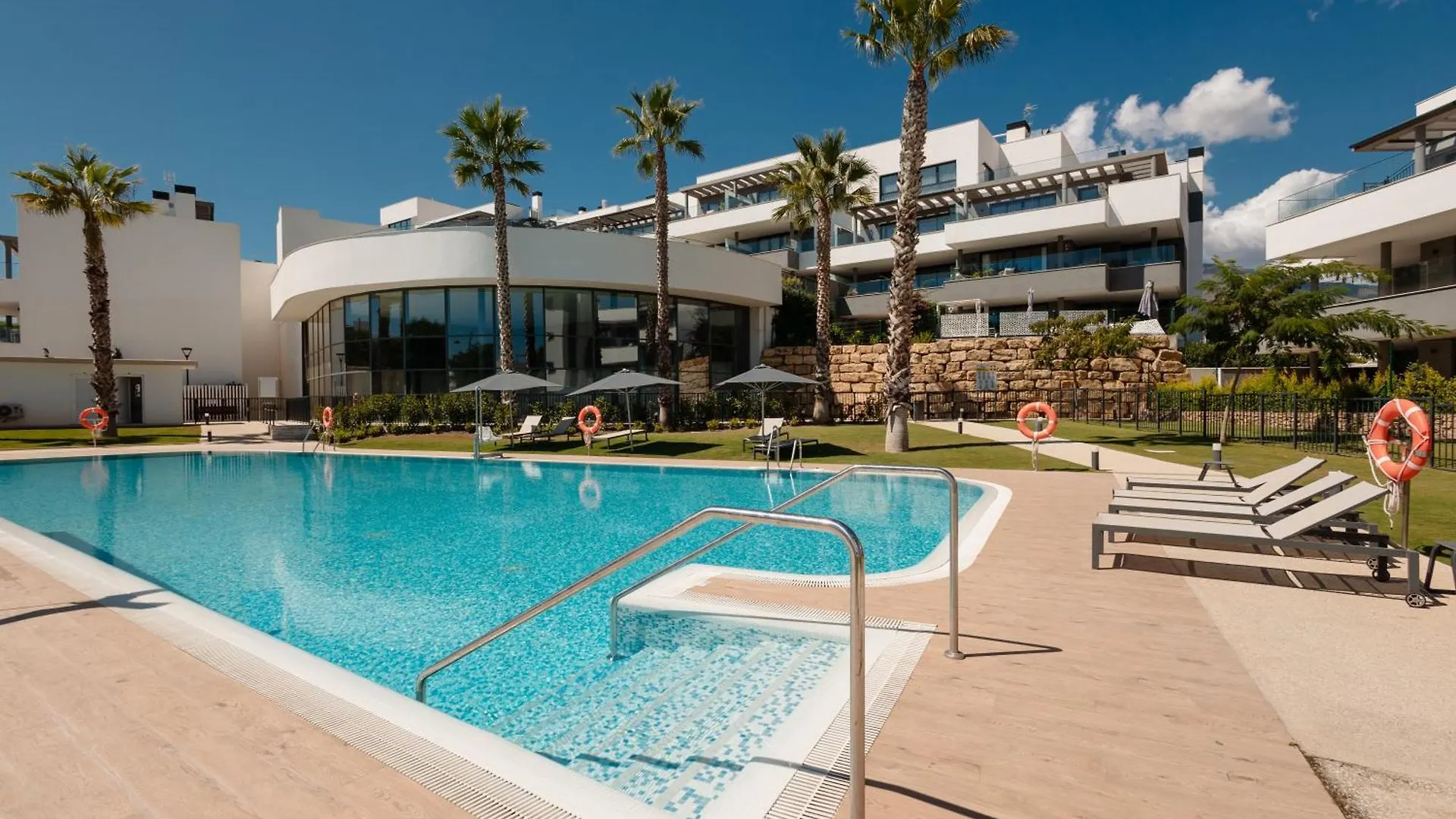 Luxurious 2 Bedroom Apartment Close To The Beach In Estepona Spain