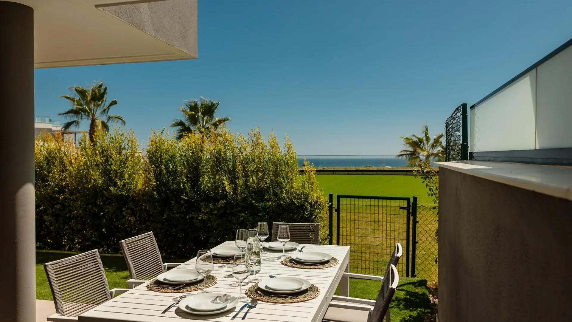 Luxurious 2 Bedroom Apartment Close To The Beach In Estepona