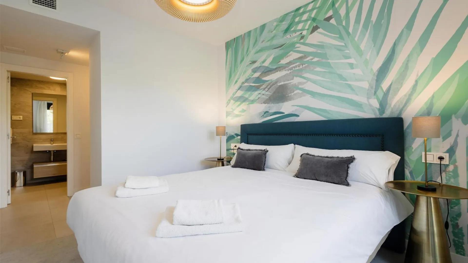 Luxurious 2 Bedroom Apartment Close To The Beach In Estepona